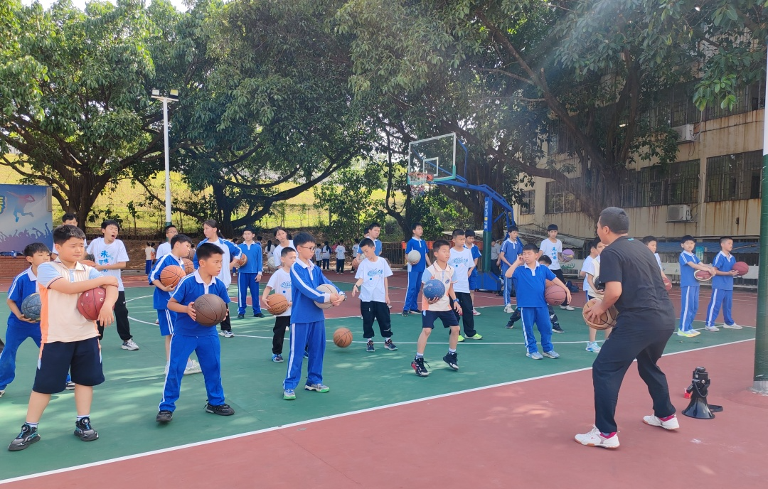 龙湖学校活力篮球社2