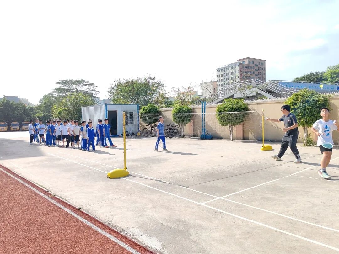 龙湖学校活力羽毛球社
