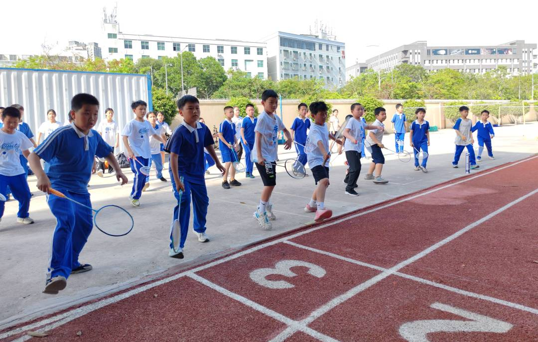 龙湖学校活力羽毛球社2